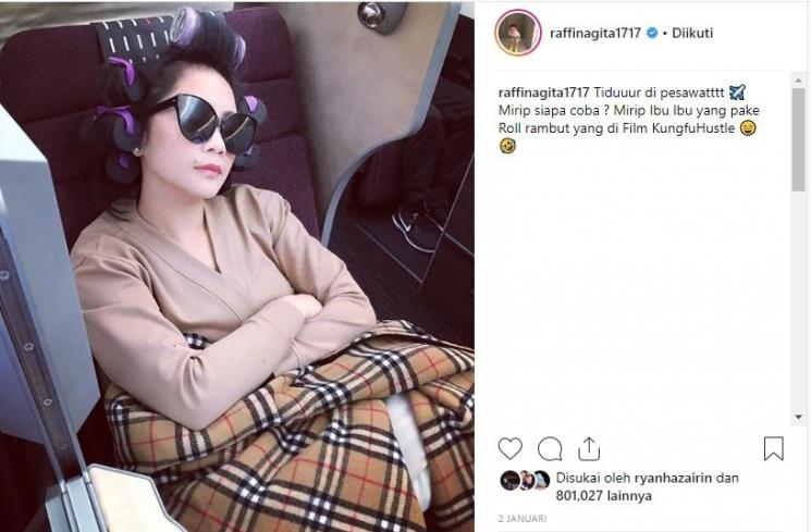 Pose tidur Nagita Slavina. (Instagram/@raffinagita1717)