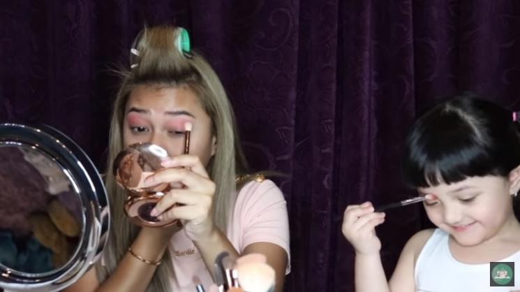 Aurel Hermansyah dan Arsy Hermansyah makeup bareng. (YouTube/The Hermansyah A6)
