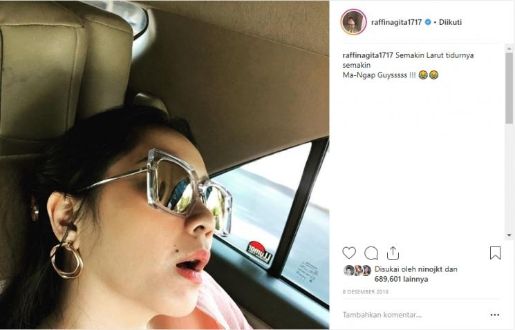 Pose tidur Nagita Slavina. (Instagram/@raffinagita1717)