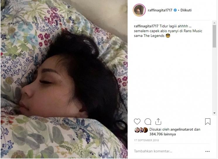 Pose tidur Nagita Slavina. (Instagram/@raffinagita1717)
