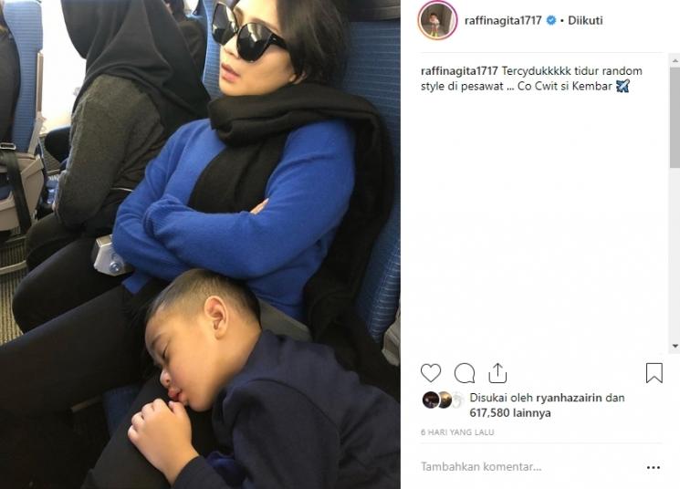 Pose tidur Nagita Slavina. (Instagram/@raffinagita1717)