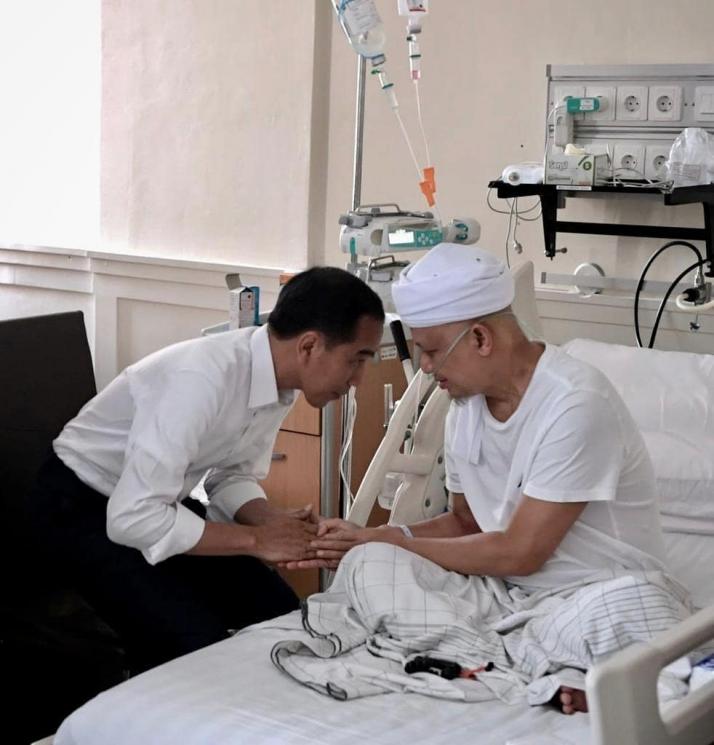 Presiden Joko Widodo jenguk Ustaz Arifin Ilham. (Instagram/@jokowi)