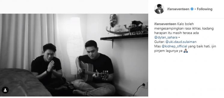 Ifan Seventeen diiringi Uki Daud Sulaiman menyanyikan lagu Tiada Duanya untuk Dylan Sahara. (Instagram/@ifanseventeen)