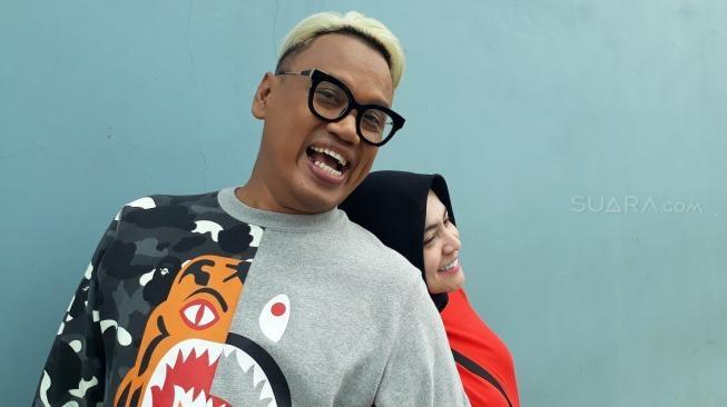 Uya Kuya dan istri, Astrid. (Ismail/Suara.com)