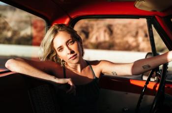 5 Potret Sara Dinkin, Pacar Baru Kristen Stewart