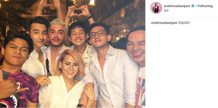 Evelin Nada Anjani bersama Aliff Alli, Isa Khan dan teman-temannya. (Instagram/@evelinnadaanjani)