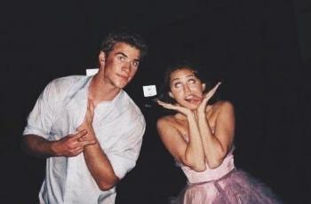 Miley Cyrus and Liam Hemsworth Diduga Bulan Madu bersama Keluarga