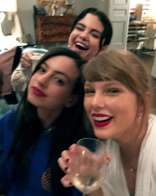 Selena Gomez dan Taylor Swift berkumpul dengan teman-teman. (Instagram/@taylorswift)