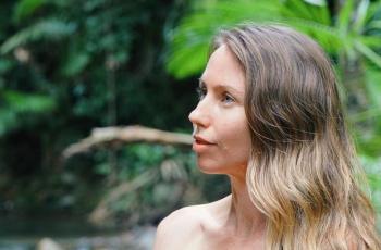 Kontroversial, Selebgram Ini Hidup Bebas Tanpa Busana di Hutan