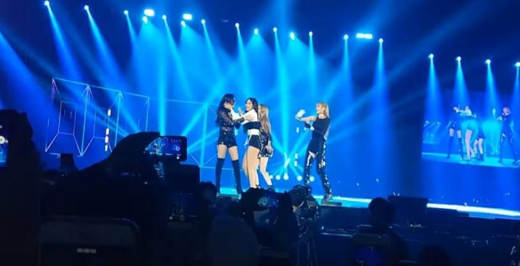 Jennie langsung meminta maaf pada Jisoo. (YouTube)