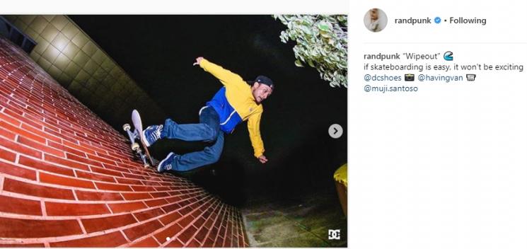 Aksi Randy Pangalila main skateboard. (Instagram/@randpunk)