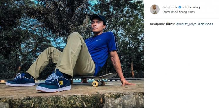 Aksi Randy Pangalila main skateboard. (Instagram/@randpunk)
