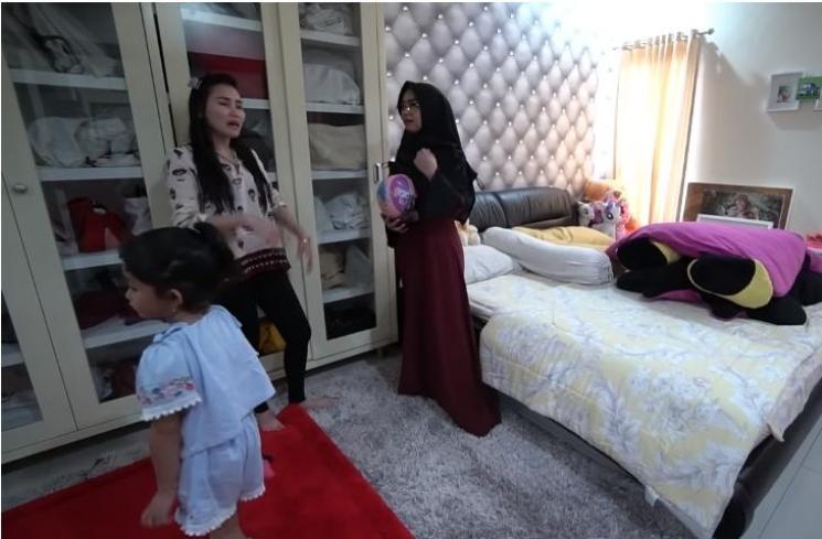 Sudut rumah Ayu Ting Ting. (YouTube/Ricis Official)