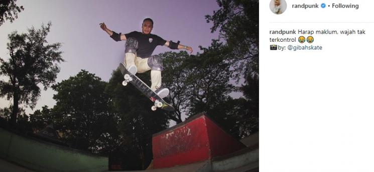 Aksi Randy Pangalila main skateboard. (Instagram/@randpunk)