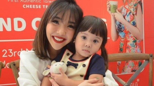 Gisella Anastasia dan Gempita Nora Marten di Jakarta. [Suara.com/Wahyu Tri Laksono]