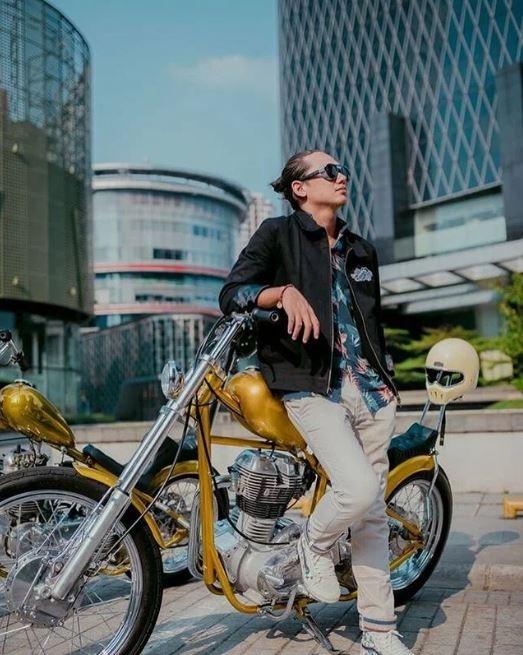 Adipati Dolken. [Instagram/@adipatidolk]