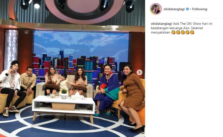 Keluarga Asix bersama Oki Lukman. (Instagram/@okidatanglagi)