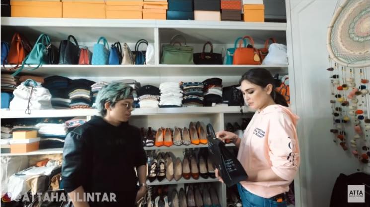 Luna Maya pamer tas favoritnya. (YouTube/Atta Halilintar)