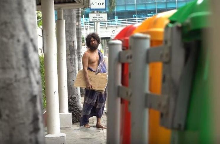 Baim Wong menyamar jadi orang gila. (YouTube)