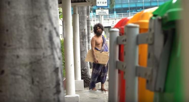 Baim Wong menyamar jadi orang gila. (YouTube)