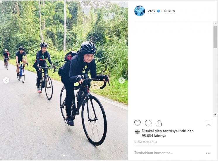 Siti Nurhaliza bersepeda. (Instagram/@ctdk)