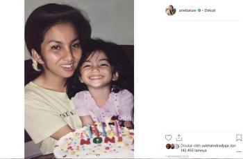 7 Potret Menggemaskan Seleb saat Kecil bersama Ibunya