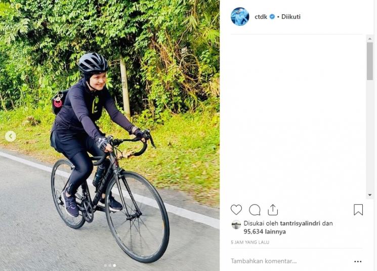 Siti Nurhaliza bersepeda. (Instagram/@ctdk)
