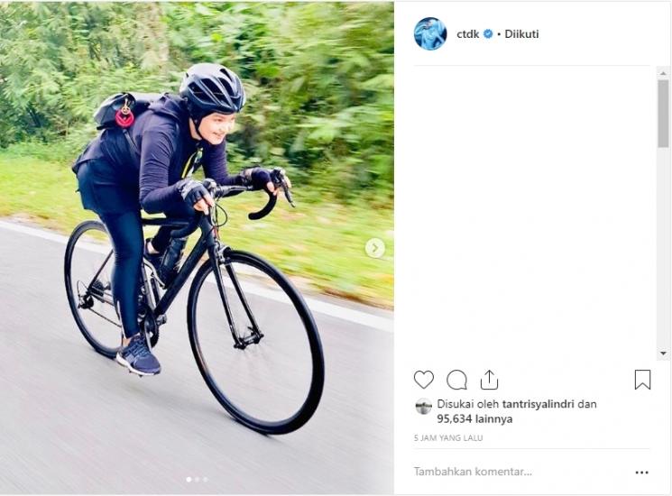 Siti Nurhaliza bersepeda. (Instagram/@ctdk)