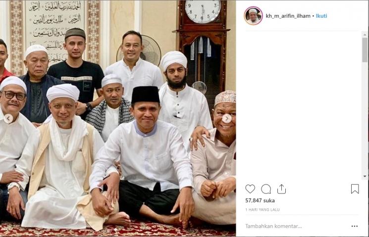 Dipo Latief salat shubuh bersama Ustaz Arifin Ilham. (Instagram/@kh_m_arifin_ilham)
