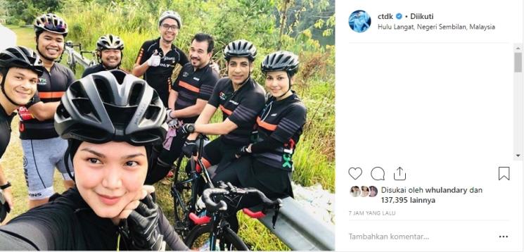 Siti Nurhaliza bersepeda. (Instagram/@ctdk)