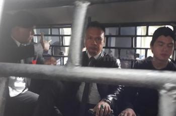 Foto Detik-detik Ahmad Dhani Digiring ke Mobil Tahanan