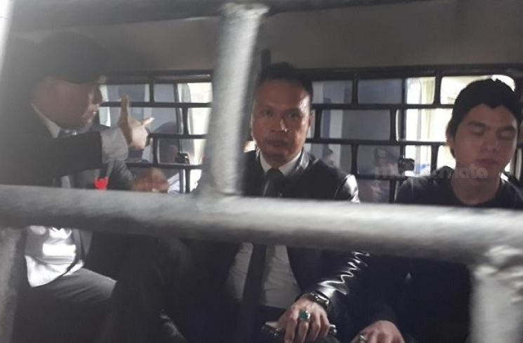 Detik-detik Ahmad Dhani digiring ke mobil tahanan. [Suara.com/Ismail]