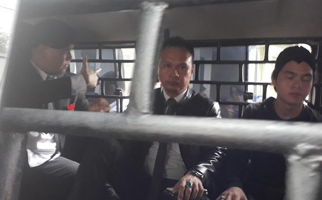 Detik-detik Ahmad Dhani digiring ke mobil tahanan. [Suara.com/Ismail]