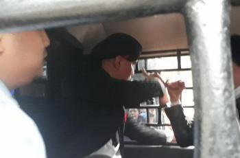 Foto Detik-detik Ahmad Dhani Digiring ke Mobil Tahanan