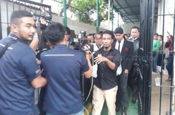 Foto Detik-detik Ahmad Dhani Digiring ke Mobil Tahanan