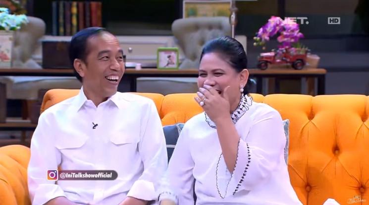 Jokowi dan Iriana tertawa melihat Andre Taulany menyamar jadi Kaesang Pangarep. (YouTube)