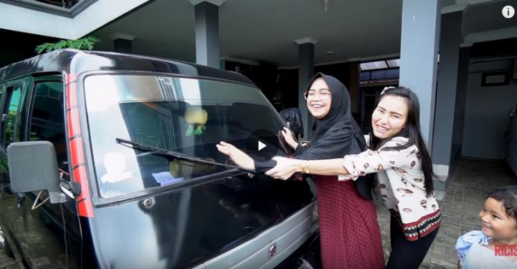 Ria Ricis, Ayu Ting Ting, Bilqis Khumairah Razak. (YouTube)