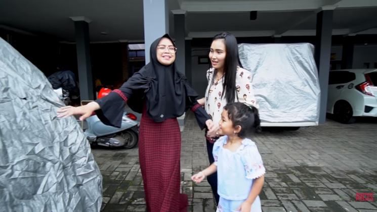 Ria Ricis, Ayu Ting Ting, Bilqis Khumairah Razak. (YouTube)