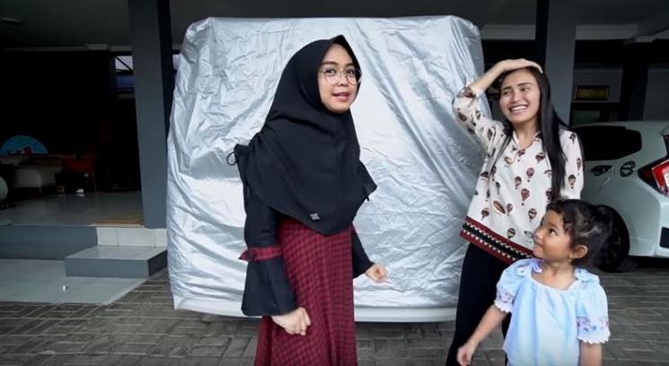 Ria Ricis, Ayu Ting Ting, Bilqis Khumairah Razak. (YouTube)