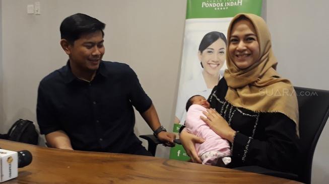 Nina Zatulini, Chandra Tauphan, dan anak keduanya (Suara.com/Ismail)