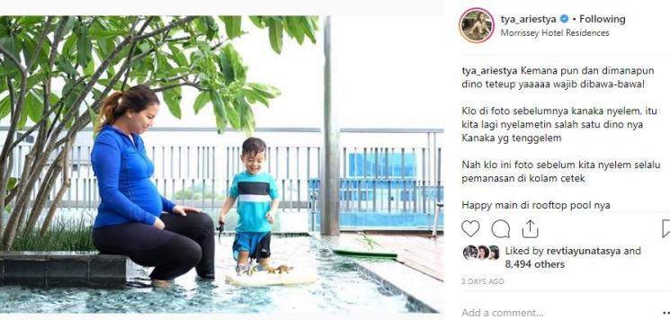 Tya Ariestya dan putranya. (Instagram/@tya_ariestya)