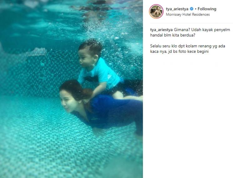 Tya Ariestya dan putranya. (Instagram/@tya_ariestya)