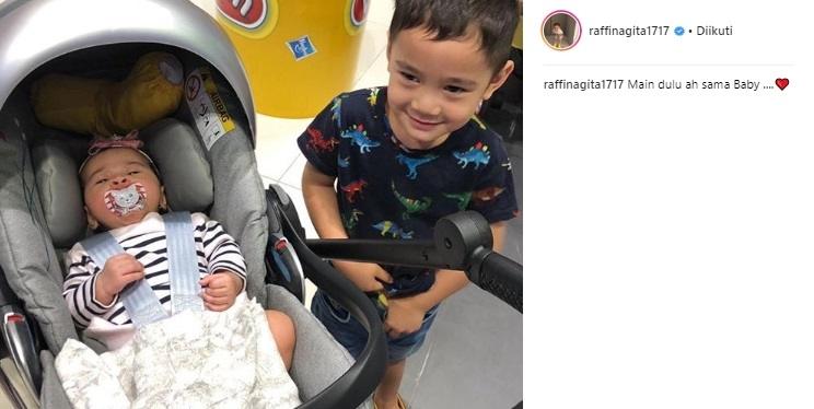 Rafathar momong Ansara. (Instagram/@raffinagita1717)