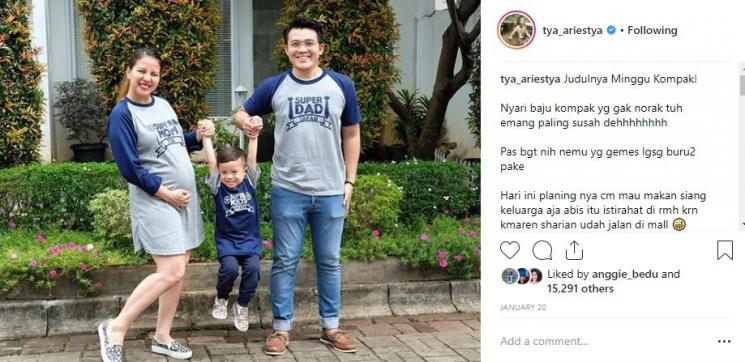 Tya Ariestya dan keluarganya. (Instagram/@tya_ariestya)