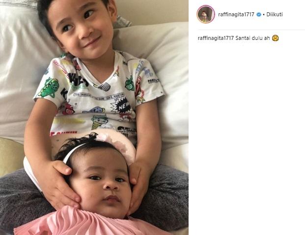 Rafathar momong Ansara. (Instagram/@raffinagita1717)