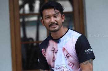 Posting Foto Jari Tengah Bertinta Ungu, Tangan Rio Dewanto Bikin Salfok