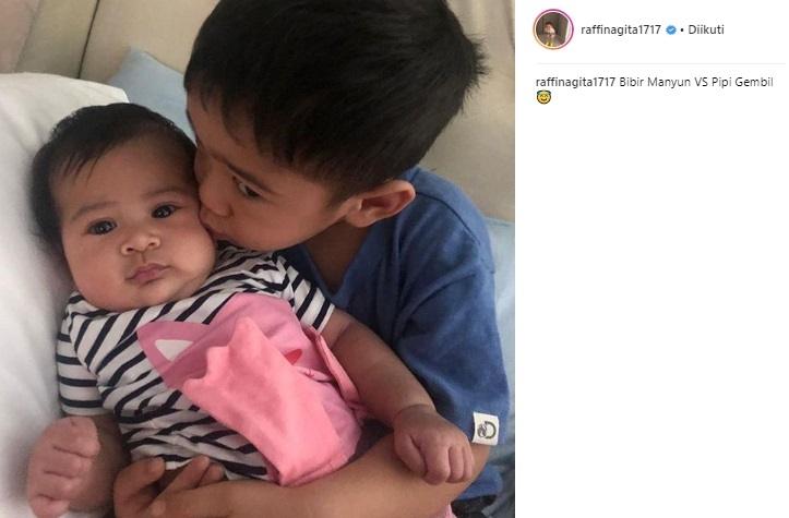 Rafathar momong Ansara. (Instagram/@raffinagita1717)