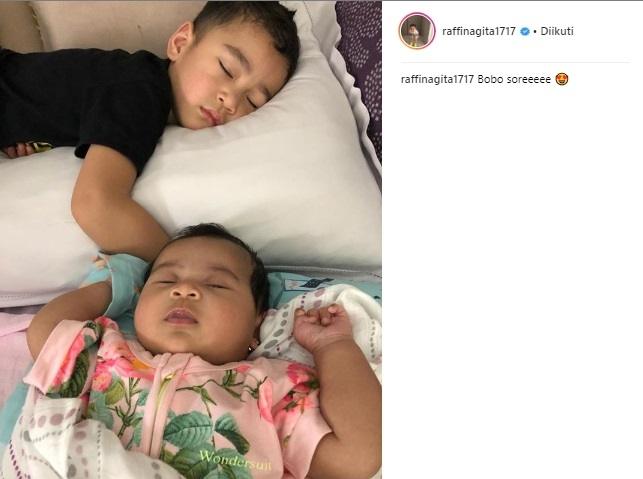 Rafathar momong Ansara. (Instagram/@raffinagita1717)