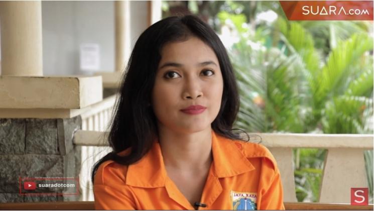 Sellha Purba, petugas PPSU yang viral. (YouTube/Suaradotcom)