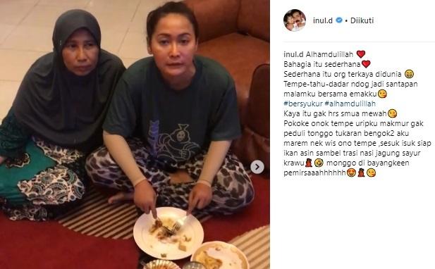 Ibu Inul Daratista, Rufia. (Instagram/@inul.d)